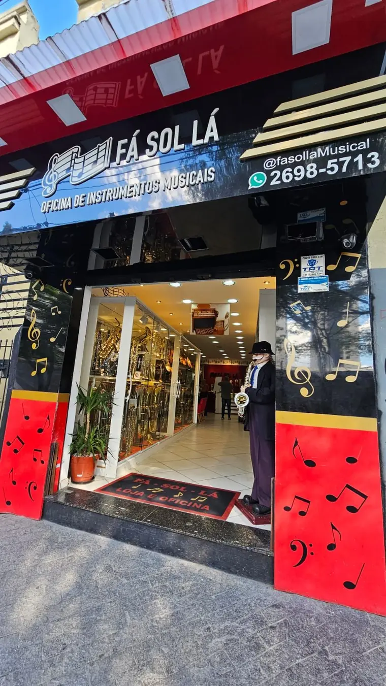 Fachada da loja e oficina FÁ-SOL-LÁ na Mooca, com vitrine de saxofones e metais