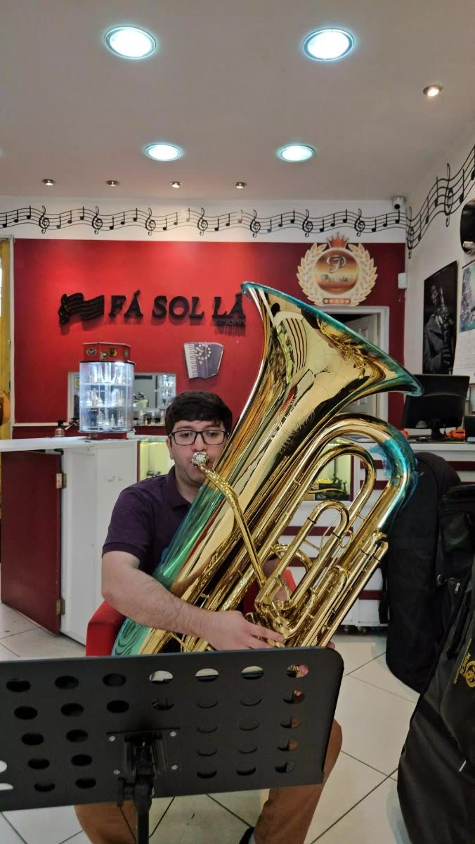 Tuba sendo testada na loja da Fá-Sol-Lá, na Mooca
