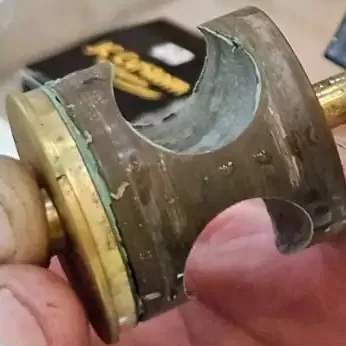Rotor de metal sujo, com zinabre verde, antes da limpeza