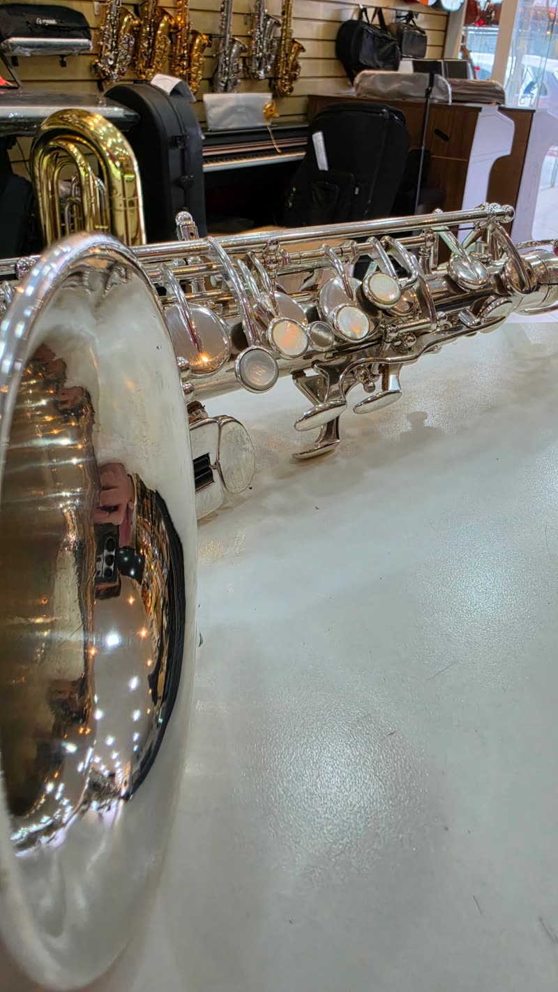 Chaves do sax alto com sapatilhas novas