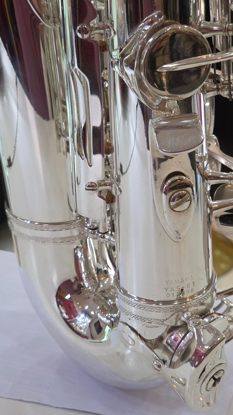 Detalhe do corpo do sax alto com banho de prata